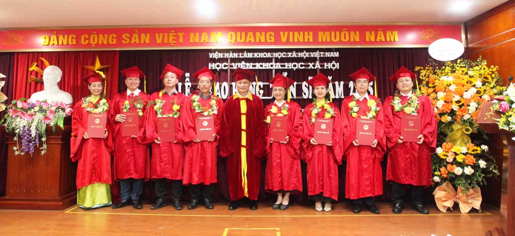PGS.TS. Nguyễn Huy Hoàng trao bằng và chúc mừng các tân tiến sĩ.